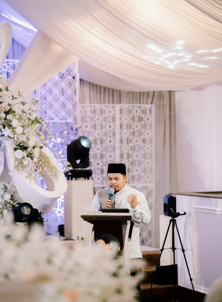 Mardhiah and Wafiq bersanding pelamin wedding photography by Nadi Harsa